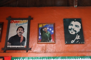 Frente Sandinistan paikallistoimiston seinällä Camoapassa on nuoren Daniel Ortegan, Venezuelan presidentin Hugo Chávezin ja vallankumoustaistelija Che Guevaran kuvat.