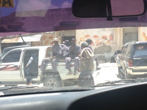 Useimmat ulkomaalaiset liikkuvat Mogadishussa aseistetuissa saattueissa.